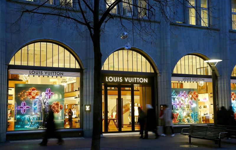 Vintage luxury: To sell presents, high-end retailers call on past | Thomson Reuters